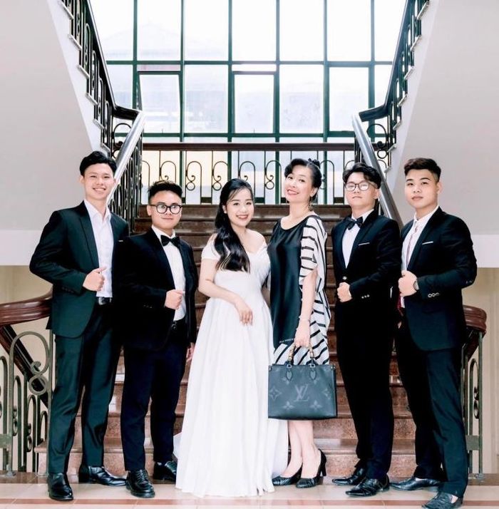 Ca sĩ Thùy Dung bên các sinh viên của Học viện Âm nhạc Quốc gia Việt Nam.
