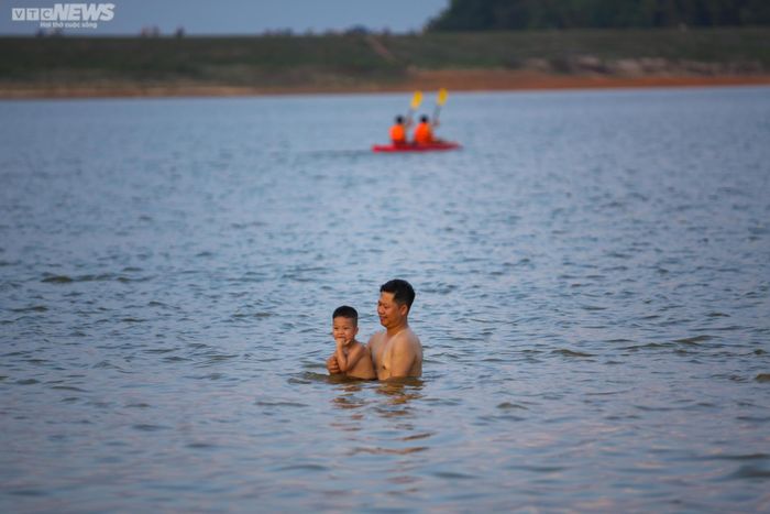 Anh Nguyễn Quang Huy (phường Liên Mạc, Bắc Từ Liêm, Hà Nội) cho biết: “Ngày trước tôi có bơi tại các bể bơi nhưng do nước ở đó dùng các chất tẩy rửa rất khó chịu. Tôi ra đây bơi thấy không gian thoáng mát và không có chất tẩy rửa như bể bơi nên vào những ngày hè nóng bức tôi thường xuyên ra đây bơi”.