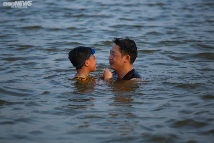 Anh Nam (Sơn Tây- Hà Nội) chia sẻ: “Nhà tôi gần đây, mỗi khi rảnh lại đưa con ra đây bơi. Trước cũng có bơi ở các bể bơi. Dạo này thấy ở hồ Đồng Mô rất nhiều người bơi mà quang cảnh vừa đẹp lại thoáng mát nên tôi đưa con ra bơi cho thoáng mát”.