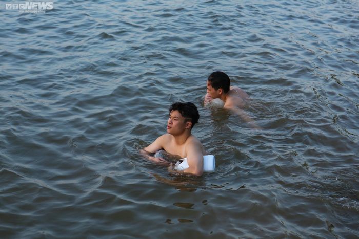 Nhiều người sử dụng can nhựa, chai lọ thô sơ để đề phòng khi gặp sự cố.