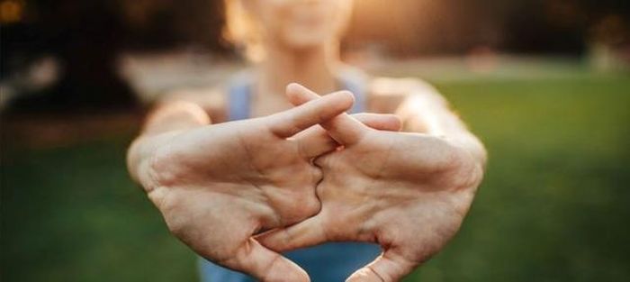 Động tác thả lỏng cổ tay giúp thư giãn vùng vai.