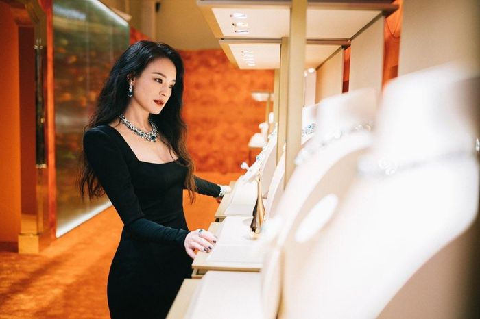 Trong năm 2023, Thư Kỳ vẫn là cái tên được các nhãn hàng thời trang, làm đẹp săn đón. Cô trở thành đại sứ mảng làm đẹp của thương hiệu Tom Ford. Ngoài ra, nữ diễn viên hợp tác với Michael Kors, Gucci, Bulgari. Ảnh: Bulgari.