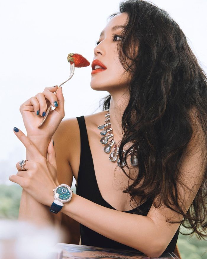 Mỗi sáng tỉnh dậy, Thư Kỳ uống nước pha với mật ong. Cô nhận thấy thói quen này tốt hơn việc bắt đầu ngày mới với tách cà phê. Việc chăm sóc tốt cho cơ thể giúp Thư Kỳ có vóc dáng và gương mặt trẻ trung. Trong khi đó, nữ diễn viên không sợ lão hóa. Cô nhận thấy đây là quy luật tự nhiên. Ảnh: Weibo.