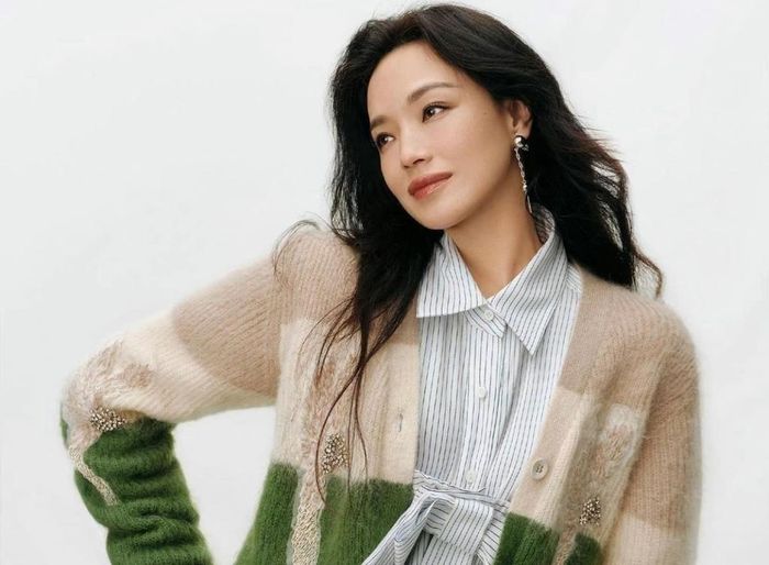 Bên cạnh đó, sơ mi có màu sắc nhã nhặn là item không thể thiếu trong tủ đồ của nữ diễn viên. Các mẫu sơ mi họa tiết kẻ sọc khiến tạo hình của cô thanh lịch, năng động và trẻ trung. Mặt khác, Thư Kỳ luôn ưu tiên những mẫu trang phục mang lại cảm giác nhẹ nhàng, tinh tế. Điều này tạo nên khí chất trong sáng. Ảnh: Sina.