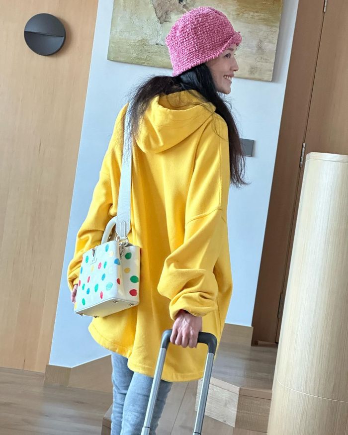 Ngoài việc chọn lựa trang phục kỹ càng, Thư Kỳ nhìn trẻ trung nhờ nhiều thói quen chăm sóc bản thân. Nữ diễn viên coi trọng việc tập luyện, giữ gìn vóc dáng. Trên trang cá nhân, cô thường chia sẻ khoảnh khắc đổ mồ hôi trong phòng tập. Thư Kỳ nhận thấy việc đổ mồ hôi giúp cô tràn đầy năng lượng, làn da khỏe mạnh hơn. Ảnh: sqwhat.