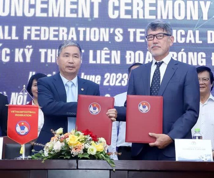 Ông Takeshi được Liên đoàn bóng đá Nhật Bản giới thiệu và tiến cử cho Liên đoàn bóng đá Việt Nam. Ảnh: Minh Hoàng