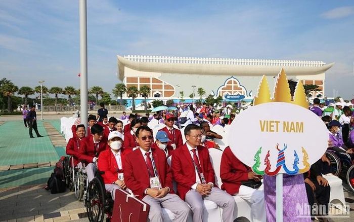 Đại diện Đoàn thể thao Việt Nam tham dự Lễ thượng cờ.
