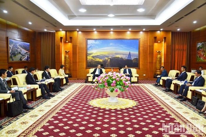 Quang cảnh buổi làm việc giữa Đại sứ đặc mệnh toàn quyền Nhật Bản tại Việt Nam Yamada Takio và Đoàn công tác với tỉnh Lào Cai. (Ảnh: QUỐC HỒNG)
