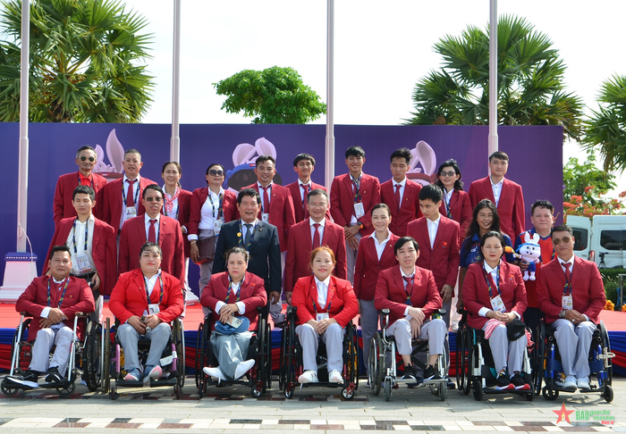  Đại diện của Đoàn thể thao người khuyết tật Việt Nam tham dự Lễ thượng cờ.
