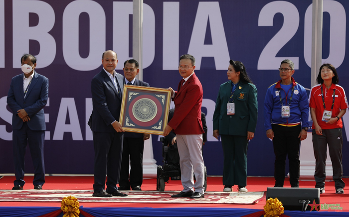  Đại diện Đoàn thể thao người khuyết tật Việt Nam nhận quà từ Ban tổ chức ASEAN Para Games 12. 