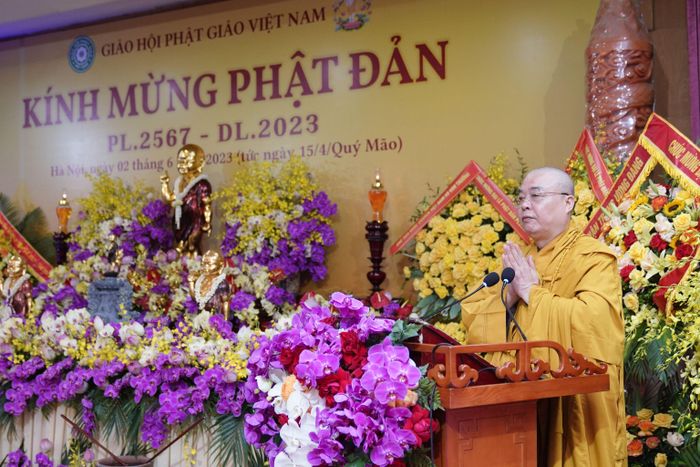 Hòa thượng Thích Thanh Nhiễu, Phó Chủ tịch Thường trực Hội đồng Trị sự Trung ương GHPG Việt Nam tuyên đọc Thông điệp Đại lễ Phật đản Phật lịch 2567 của Đức Pháp chủ GHPG Việt Nam. Ảnh: ĐỖ TRUNG