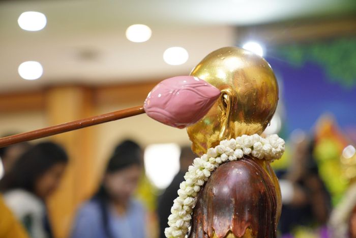 Nghi thức tắm Phật truyền thống được tổ chức trang nghiêm. Ảnh: ĐỖ TRUNG