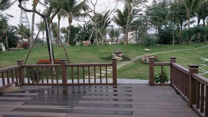 Không gian sân vườn xanh mướt khiến nhiều người ngỡ như một khu resort. Ảnh: FBNV