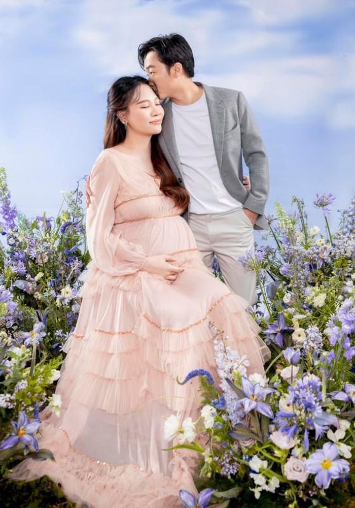 Thời điểm cựu người mẫu khoe ảnh mang bầu lần 2, Cường Đô la liên tục nịnh vợ bằng những lời "mật ngọt" như: "Vợ tui xinh quá đi thôi. 2 tình yêu to bự của papa", "Chỉ có thể là yêu"...