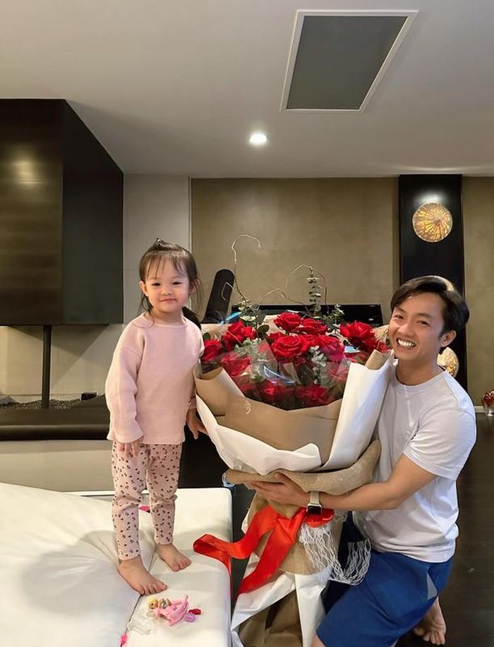 Trong những ngày trọng đại, Cường Đô la không thiếu sự lãng mạn khi chuẩn bị những món quà bất ngờ tặng vợ.