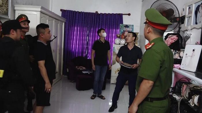 Lực lượng chuyên án khám xét chỗ ở của các đối tượng.