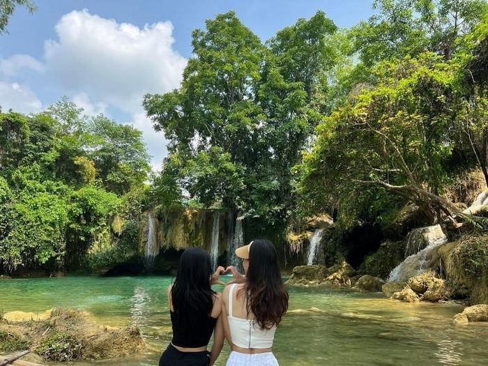 Tại chân thác, du khách sẽ cảm nhận được vẻ mát lạnh tuyệt vời và được hòa mình trong dòng nước mát trong lành xua tan mệt mỏi. Ảnh: FB Hoàng Hòa