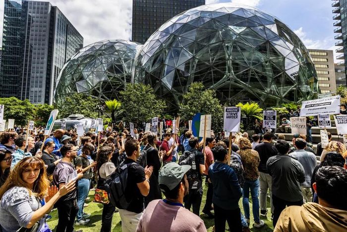 Nhân viên Amazon biểu tình phản đối chính sách quay lại văn phòng. (Ảnh: Seattle Times)