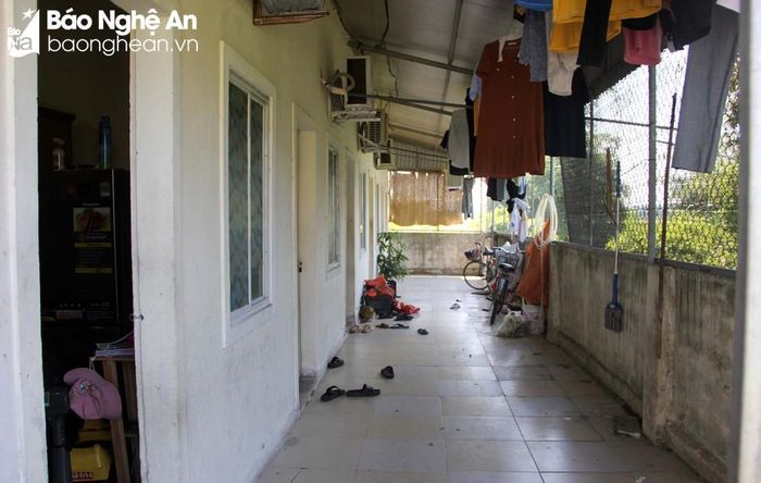 Dãy phòng trọ vắng hoe khi các công nhân đã đi làm, chỉ còn 2 phòng có các em bé ở nhà "tự trông mình" trước khi bố mẹ về. Ảnh: T.Q