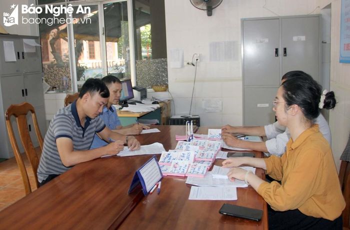 Phụ huynh tìm hiểu, đăng ký lớp học MC cho con tại Nhà Văn hóa Thiếu nhi Việt Đức. Ảnh: T.Q