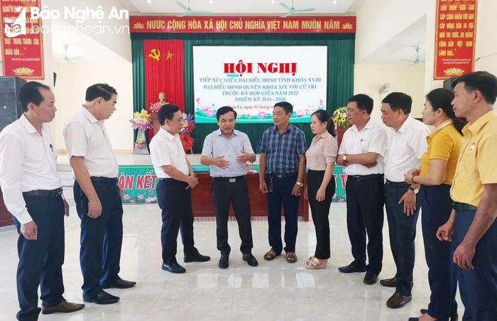 Các đại biểu HĐND tỉnh, huyện và cử tri trao đổi bên lề Hội nghị Tiếp xúc cử tri-Ảnh Phan Trung Tú