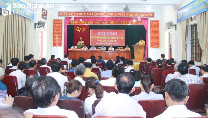 Quang cảnh hội nghị tiếp xúc cử tri tại thị trấn Thanh Chương. Ảnh: MH