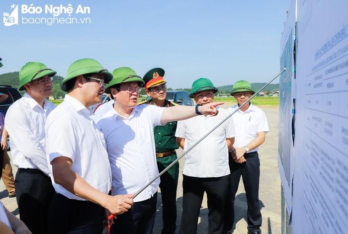 Chủ tịch UBND tỉnh Nguyễn Đức Trung yêu cầu thị xã Hoàng Mai đẩy nhanh công tác giải ngân vốn đầu tư công năm 2023. Ảnh: Phạm Bằng