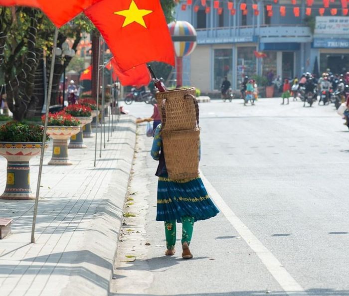  Quẩy tấu được người Mông sử dụng khi xuống chợ phiên. (Ảnh: Nam Thái/TTXVN) 