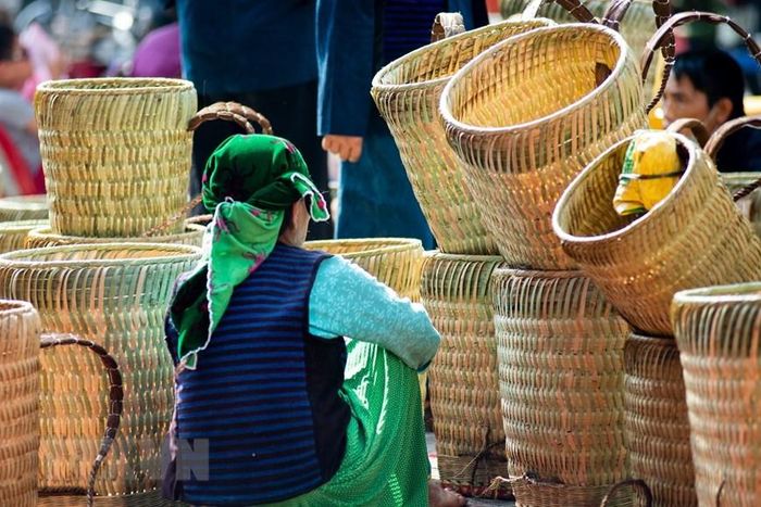  Những chiếc quẩy tấu được bày bán ở chợ phiên với mức giá từ 50.000-200.000 đồng tùy kích cỡ, chủng loại. (Ảnh: Nam Thái/TTXVN) 