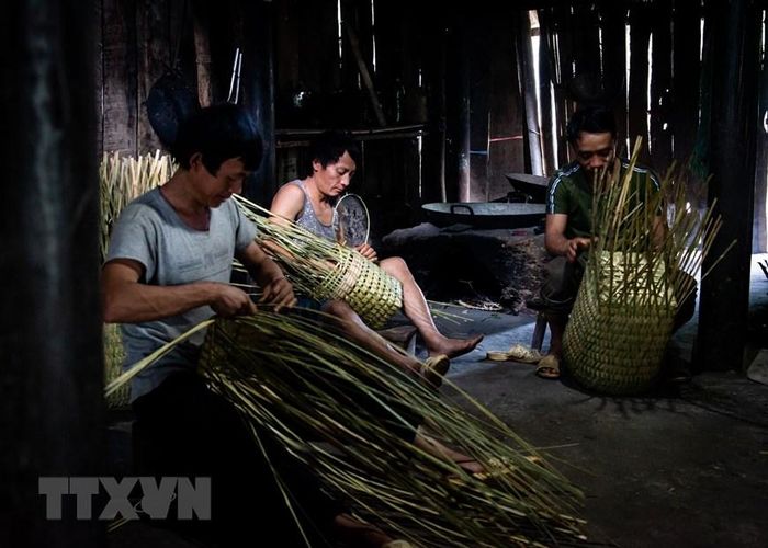  Bao đời nay, quẩy tấu đã tạo nên vẻ đẹp không thể pha trộn của đồng bào dân tộc Mông, nghề đan quẩy tấu không chỉ góp phần giữ gìn nghề truyền thống độc đáo mà còn tạo kế sinh nhai giúp người Mông bớt nghèo. (Ảnh: Nam Thái/TTXVN) 