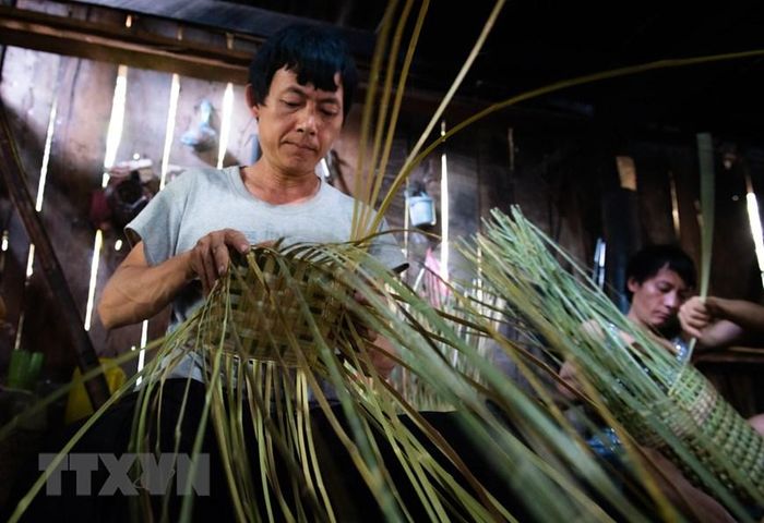  Đối với đồng bào Mông, trong các vật dụng gắn liền với cuộc sống thường ngày, chiếc quẩy tấu (thường được dùng để dụng cụ lao động, đựng đồ, có quai đeo) được xem là vật “bất ly thân.” (Ảnh: Nam Thái/TTXVN) 