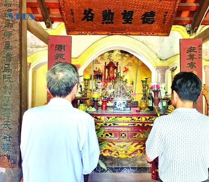 Đền thờ hiện lưu giữ gần 120 hiện vật, trong đó có 4 câu đối bằng gỗ có niên đại từ thế kỷ XVIII.