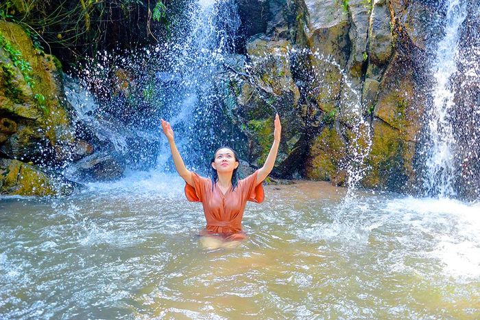 Nhiều bức ảnh đẹp của du khách khi tắm suối trên non. (Ảnh: Dương Việt Anh)