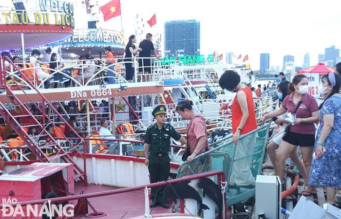 Bộ đội Biên phòng có mặt ở mũi tàu để hướng dẫn khách lên tàu bảo đảm an toàn.
