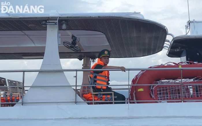 Bộ đội Biên phòng cũng có mặt ngay sát buồng lái của thuyền trưởng để hướng dẫn neo đậu đúng vị trí ở giữa sông Hàn cho khách xem pháo hoa.