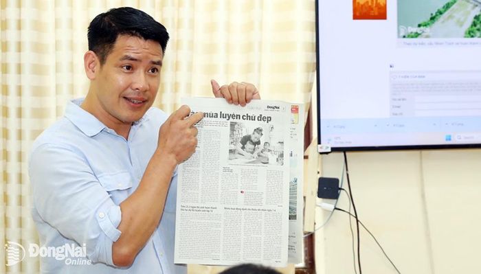 Nhà báo Phạm Tùng Lâm, Trưởng văn phòng đại diện Báo Hà Nội Mới tại TP.HCM chia sẻ những kinh nghiệm về kỹ năng chụp ảnh báo chí. Ảnh: Huy Anh