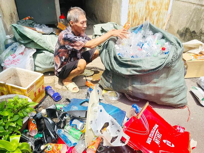 Chất thải nhựa đã qua sử dụng cần được thu gom, tái chế ra những sản phẩm hữu ích cho cộng đồng, nhằm giảm thải lượng rác phải xử lý bằng phương pháp đốt và chôn lấp, giảm ô nhiễm môi trường