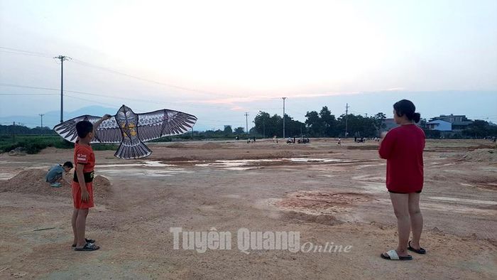 Trò chơi thả diều không chỉ đem lại niềm vui mà còn rèn sự kiên nhẫn, khéo léo cho các bạn trẻ.