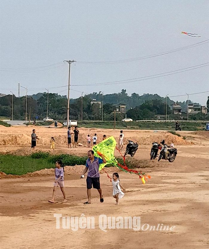 Thả diều còn là cách tạo sự gắn kết giữa các thế hệ trong gia đình.