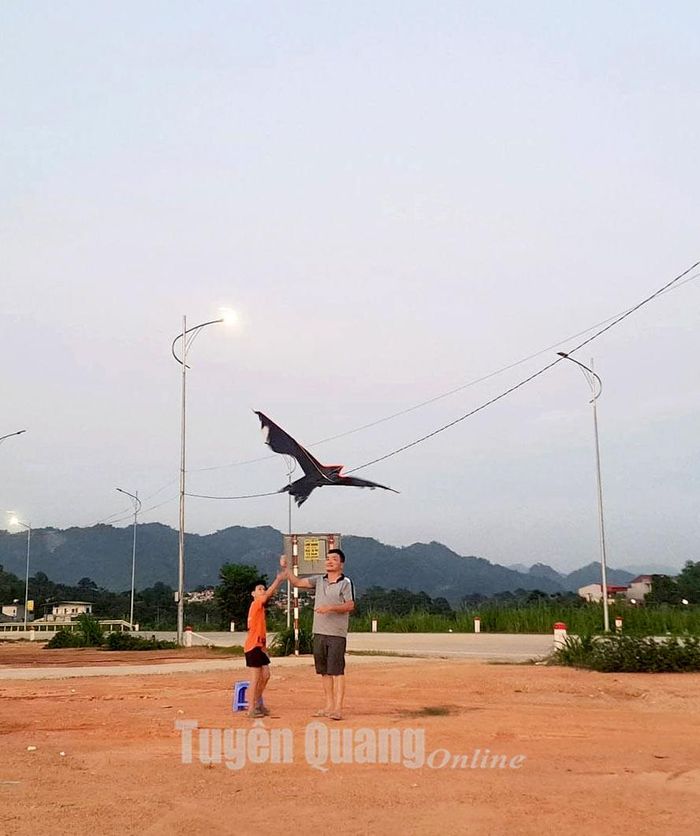 Một chiếc diều được mô phỏng hình đại bàng.