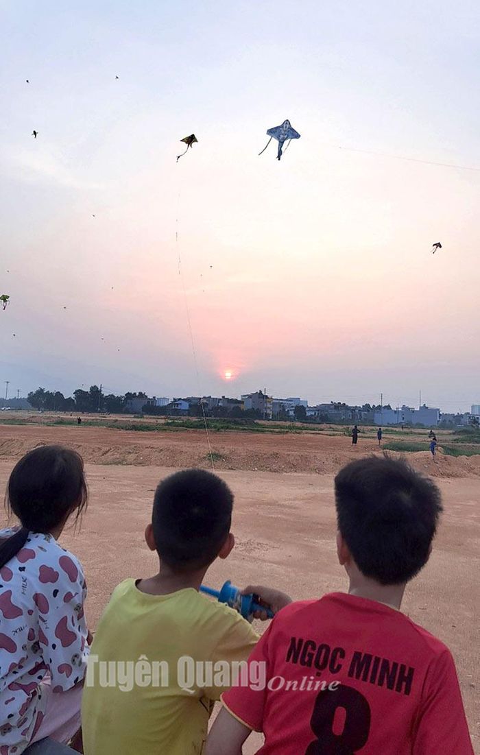 Diều thu hút các lứa tuổi.