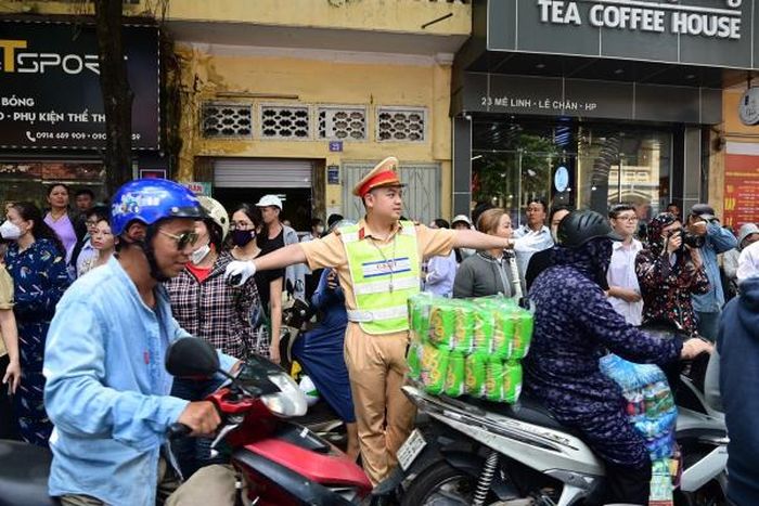 CSGT Công an TP Hải Phòng phân luồng hướng dẫn giao thông tại khu vực có điểm thi tuyển.