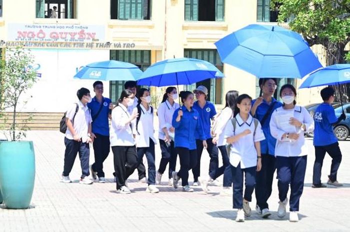 Thí sinh tại điểm thi tuyển Trường THPT Ngô Quyền (Hải Phòng)