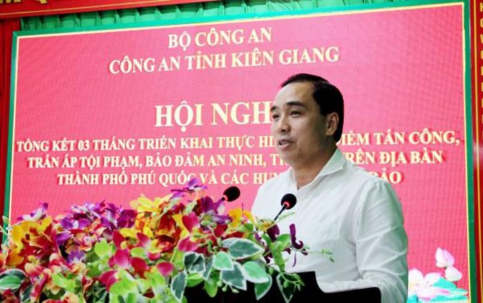 Đồng chí Huỳnh Quang Hưng, Chủ tịch UBND TP Phú Quốc phát biểu tại hội nghị.
