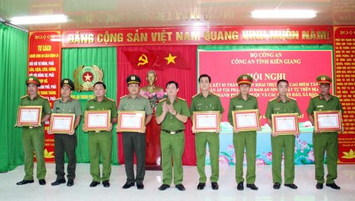 Đại tá Diệp Văn Thế trao Giấy khen của Công an tỉnh Kiên Giang tặng các tập thể, cá nhân có thành tích xuất sắc trong thực hiện cao điểm.
