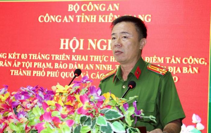 Thượng tá Mai Phương Nam, Trưởng Công an TP Phú Quốc tham luận ý kiến tình hình ANTT và bảo đảm tấn công, trấn áp tội phạm trên địa bàn.