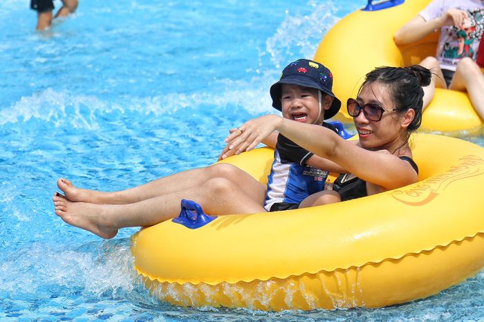 Đa số người dân đến đây là các gia đình có con nhỏ.