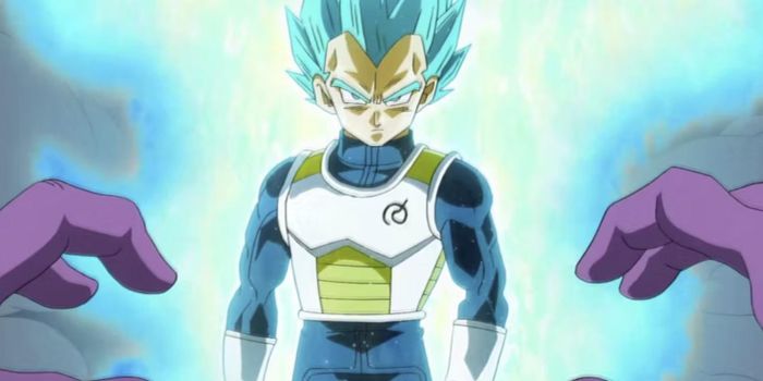  Thực tế, trong Dragon Ball Super, Super Saiyan Blue mới là trạng thái thường thấy của Vegeta. Ở mốc sức mạnh này, chiến binh Saiyan của chúng ta tìm được sự thoải mái, tự tin nhất. Giống tên gọi, khi biến thân thành Super Saiyan Blue, Vegeta sẽ có mái tóc màu xanh lam. Về sức mạnh, đây rõ ràng là một trong những trạng thái mạnh nhất kể cả đối với Vegeta hay với một người Saiyan bất kỳ. Nó giúp cho Vegeta có được lực lượng sức mạnh khổng lồ, tiếp cận thần. Tuy nhiên nhược điểm của nó là sự tiêu tốn năng lượng khổng lồ. Chính bởi vậy, gần như chỉ có Goku và Vegeta mới có thể thực sự làm chủ loại biến đổi này. 