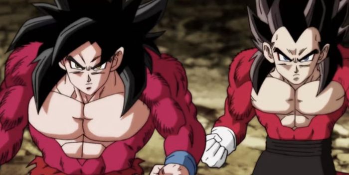  Một trạng thái khác được nhắc đến nhiều là Super Saiyan 4 thuộc mạch truyện Dragon Ball GT khi xuất hiện lần đầu trong phần Shadow Dragon Saga. Thực tế, Dragon Ball GT chưa thuộc mạch chính của dòng truyện nổi tiếng này bởi tác giả Akira Toriyama chỉ đảm nhiệm vai trò tạo hình nhân vật. Và quả thật, Super Saiyan 4 được đánh giá rất cao cho sự sáng tạo khi trạng thái này là sự kết hợp của Super Saiyan và Great Ape. Vegeta lúc này (và cả Goku) trở nên lực lưỡng hơn với bộ lông và chiếc đuôi đặc trưng của chủng tộc. Rất nhiều sản phẩm ăn theo đã lấy ý tưởng từ hình thái này để phát triển ra các dòng hàng hóa ăn khách. 