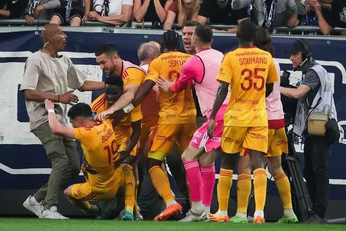 Sự cố khiến trận Bordeaux- Rodez không thể tiếp tục.